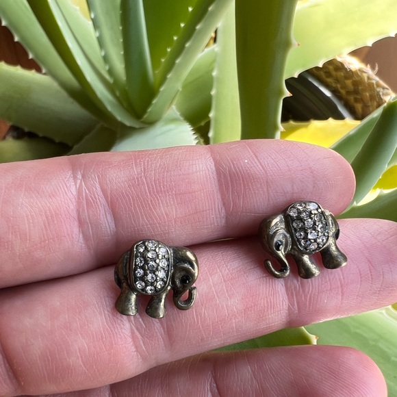 Elephant stud earrings - Picture 3 of 3